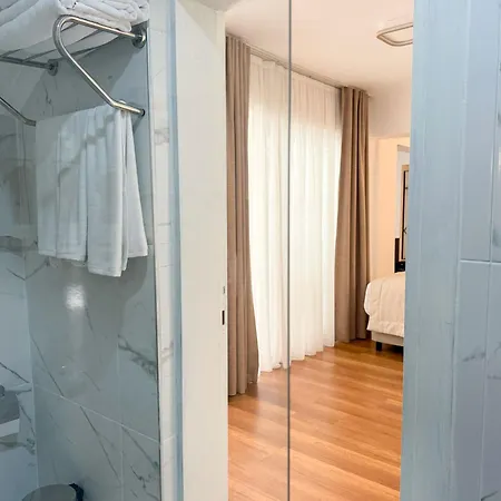 Nixie Hotel *