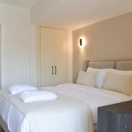 Nixie Hotel *